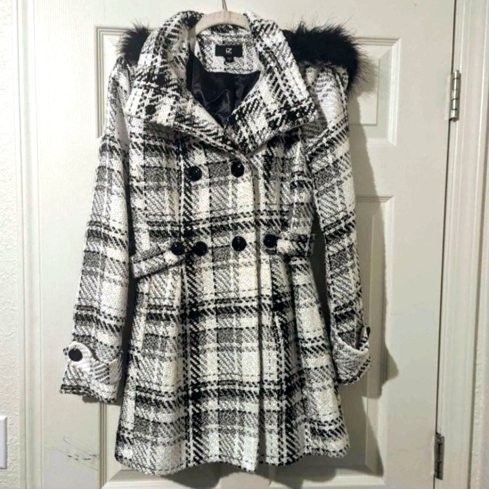iZ Byer Size Small Black and White Plaid Coat
